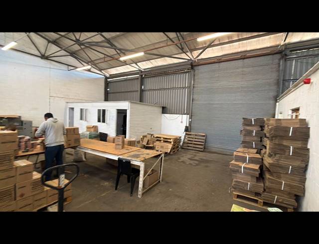 446M² WAREHOUSE TO LET IN EVERITE INDUSTRIA